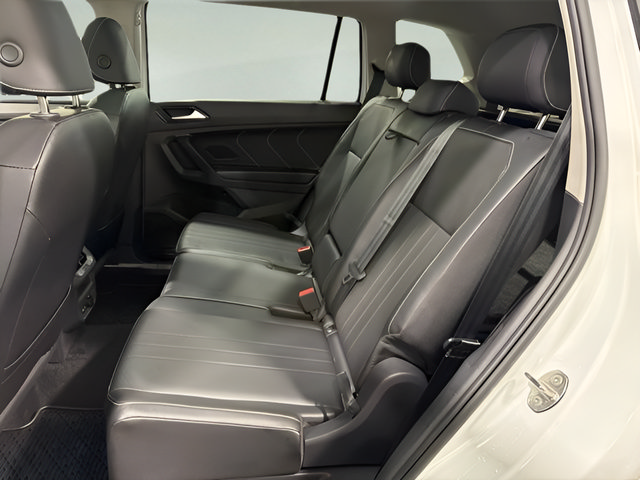Used 2023 Volkswagen Tiguan SE w/ Panoramic Sunroof Package FWD image 29