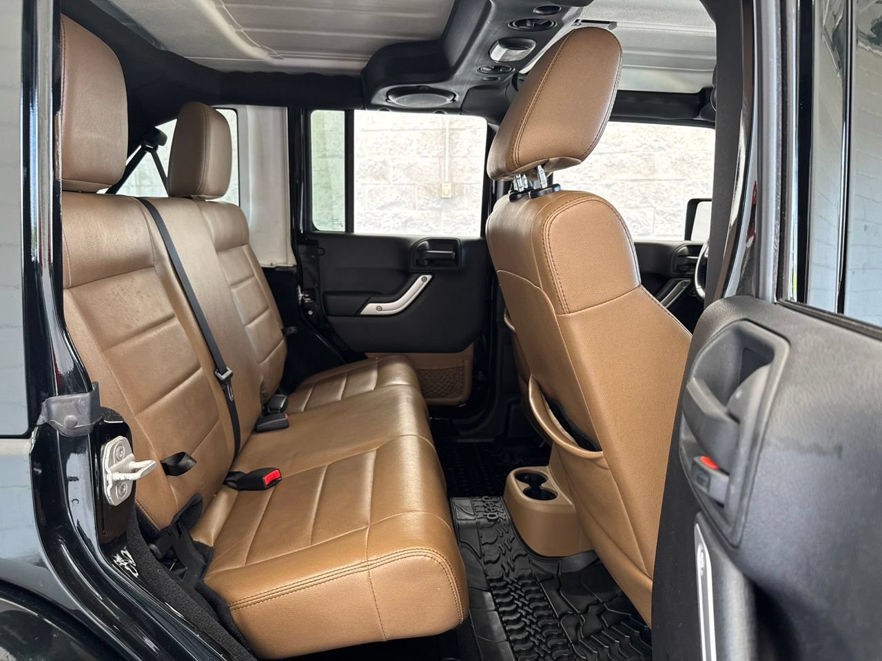 Used 2012 Jeep Wrangler Unlimited Sahara w/ Connectivity Group AWD/4WD image 38