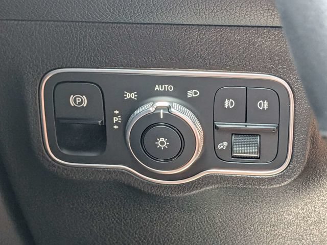 Used 2021 Mercedes-Benz GLB 250 w/ Premium Package image 27