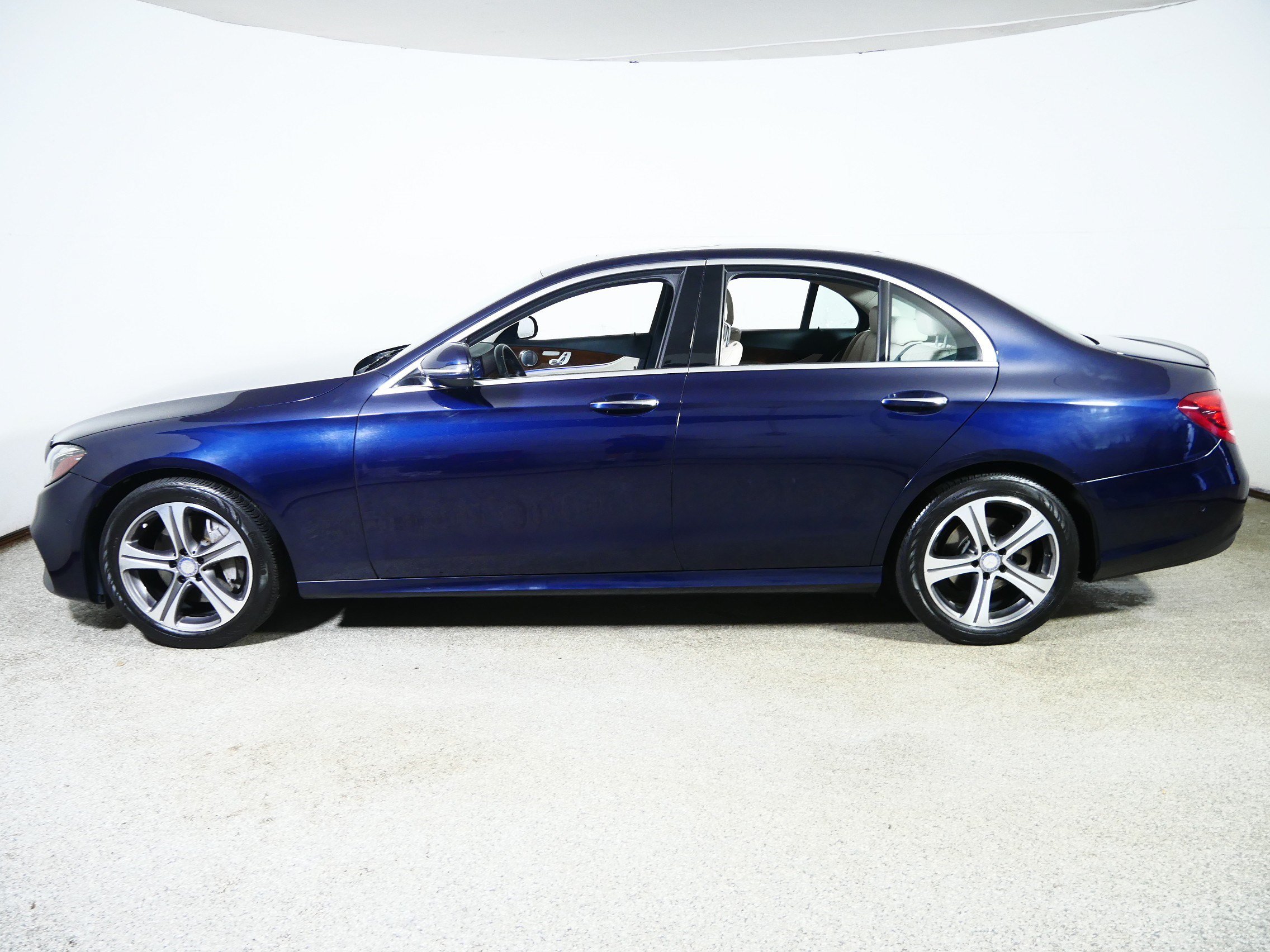 Used 2017 Mercedes-Benz E 300 4MATIC image 4