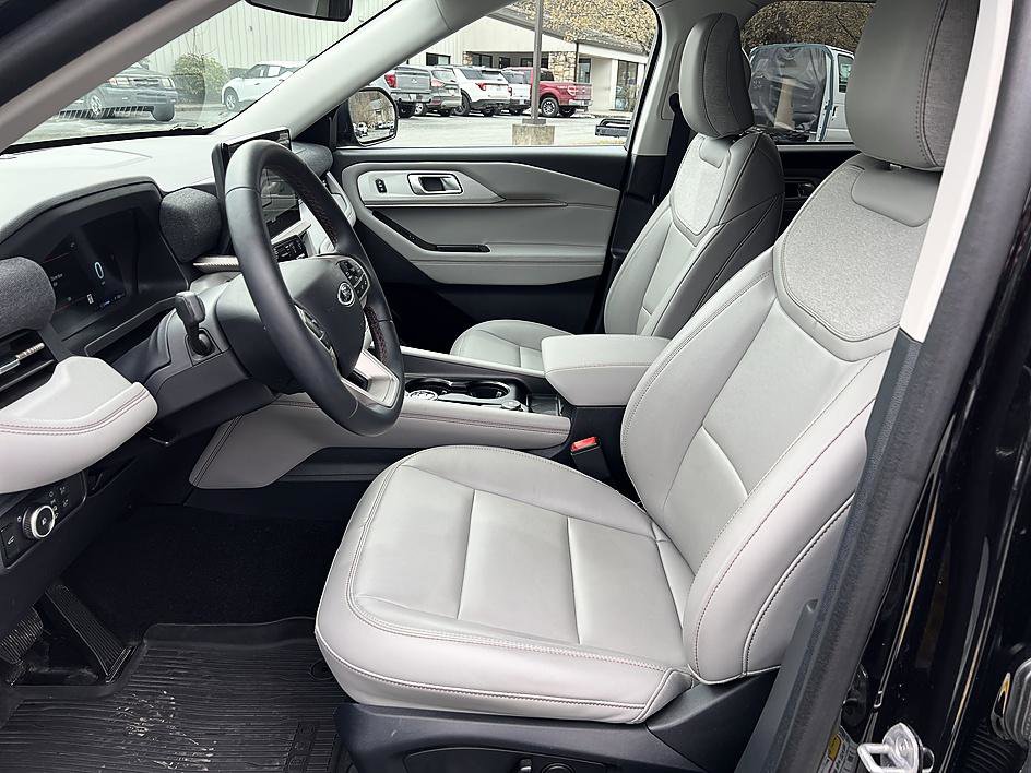 Used 2025 Ford Explorer Active w/ Active Comfort Package image 11