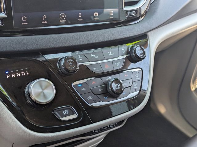Used 2024 Chrysler Pacifica Touring-L FWD image 27