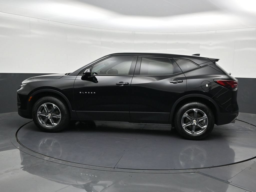 Used 2023 Chevrolet Blazer LT FWD image 2