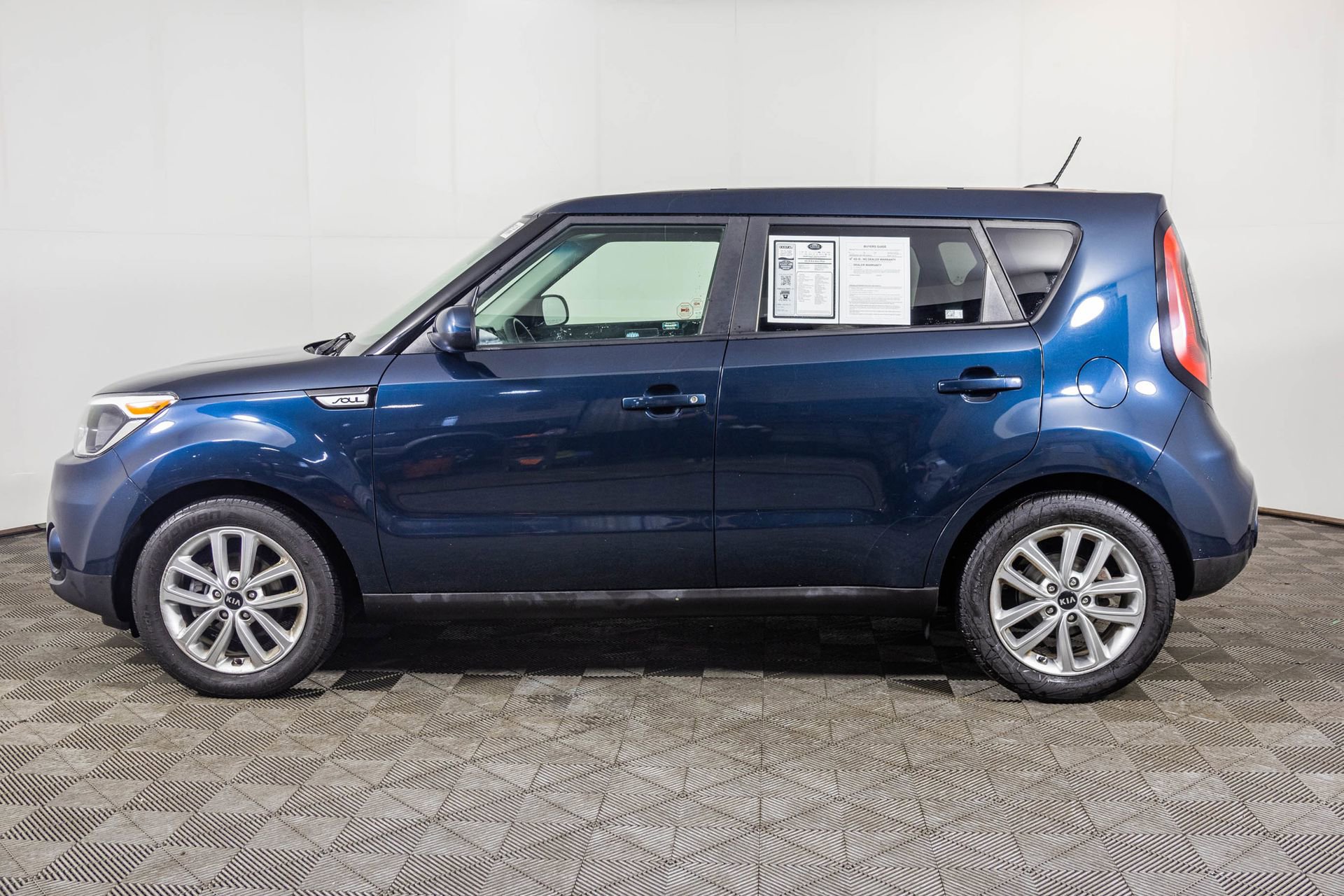 Used 2018 Kia Soul + FWD image 17