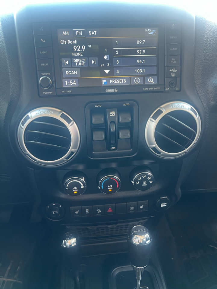 Used 2017 Jeep Wrangler Unlimited Rubicon w/ Connectivity Group image 13