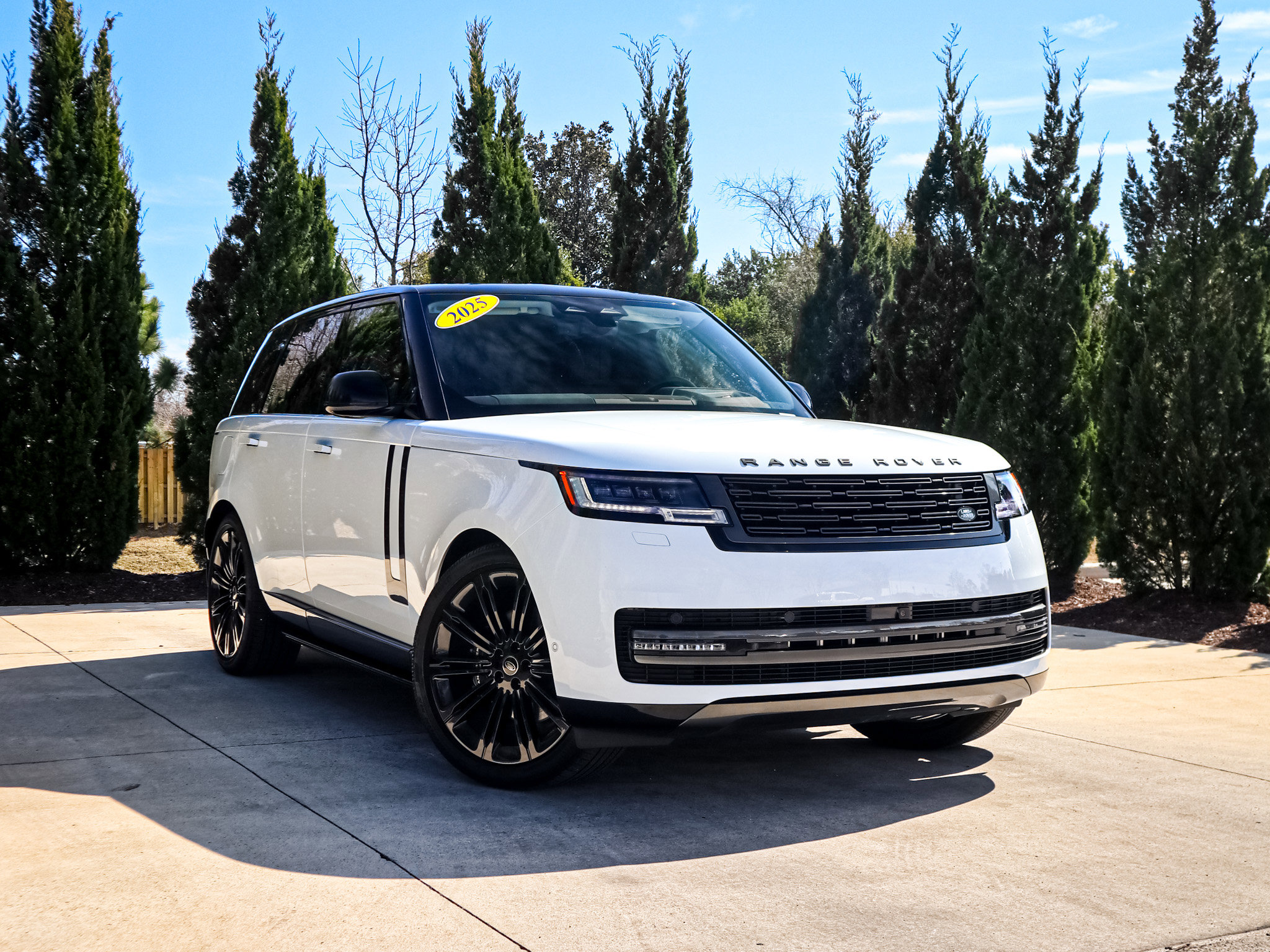 Used 2025 Land Rover Range Rover SE AWD/4WD image 2