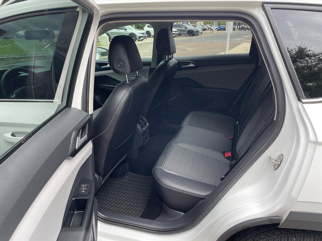Used 2022 Volkswagen Taos SE FWD image 4