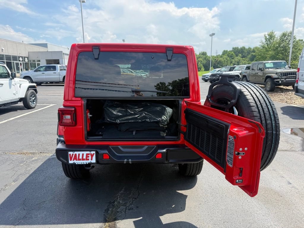 Used 2025 Jeep Wrangler Unlimited Sahara AWD/4WD image 43