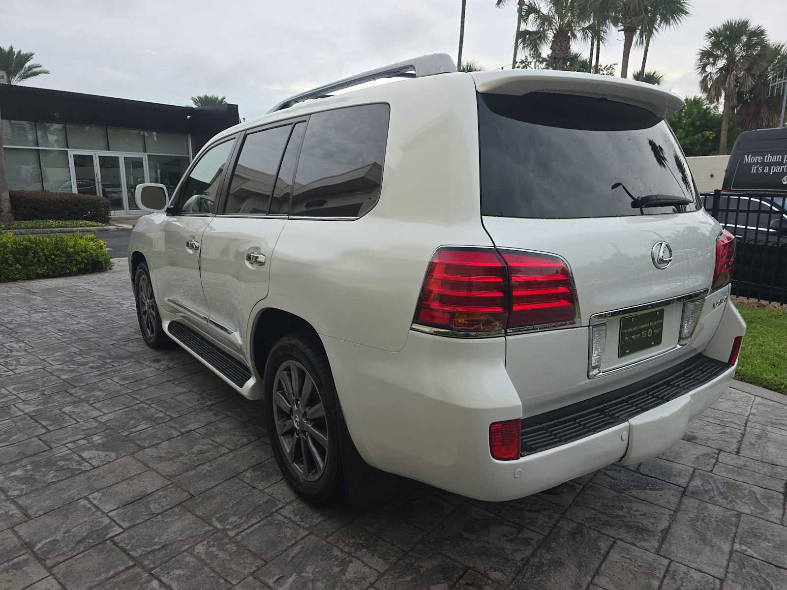 Used 2011 Lexus LX 570 4WD w/ Luxury Pkg image 7
