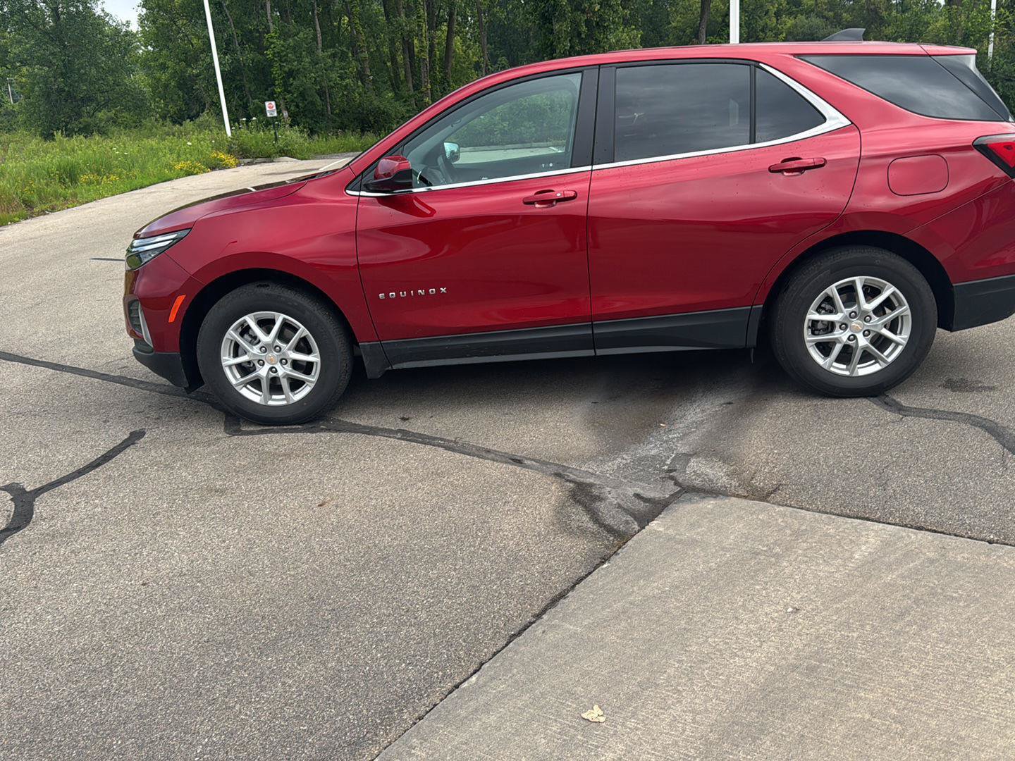 Used 2022 Chevrolet Equinox LT FWD image 2
