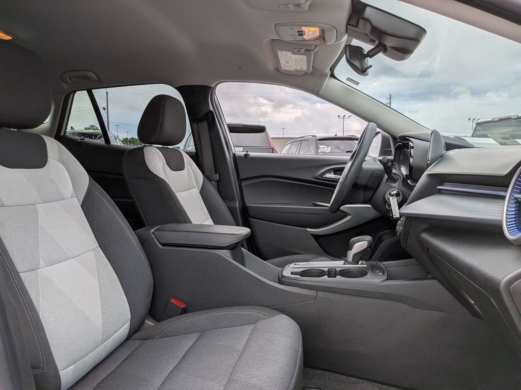 Used 2025 Chevrolet Trax LS FWD image 27
