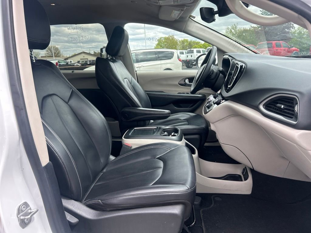 Certified 2023 Chrysler Pacifica Touring-L FWD image 10