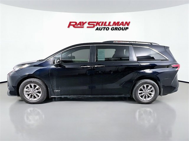 Used 2021 Toyota Sienna XLE image 4