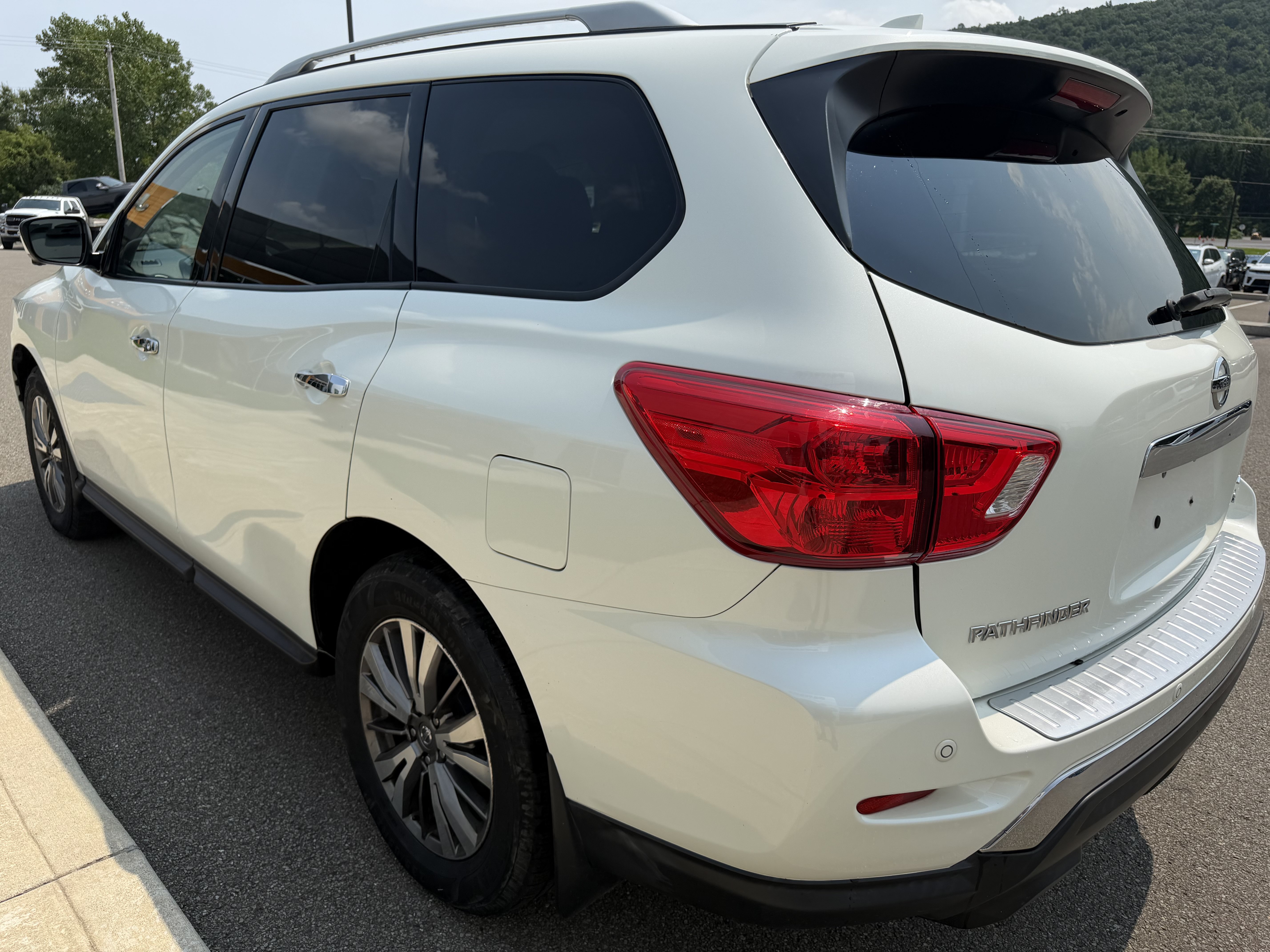 Used 2019 Nissan Pathfinder SL w/ Cargo Package AWD/4WD image 2