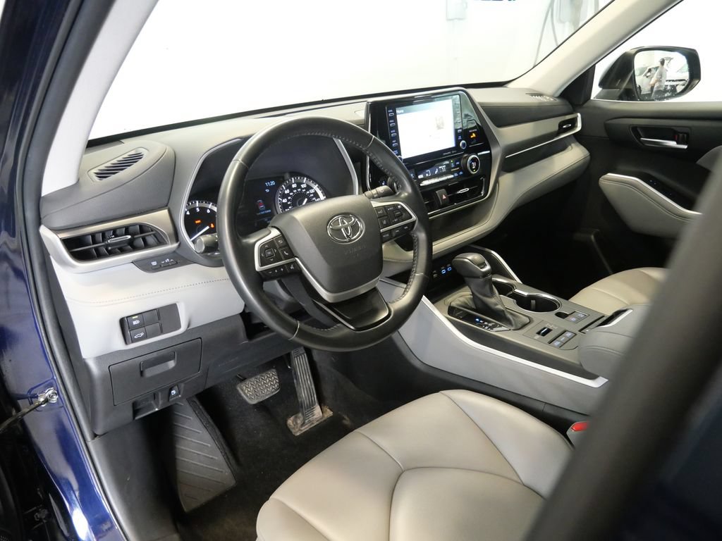 Used 2022 Toyota Highlander XLE AWD/4WD image 13