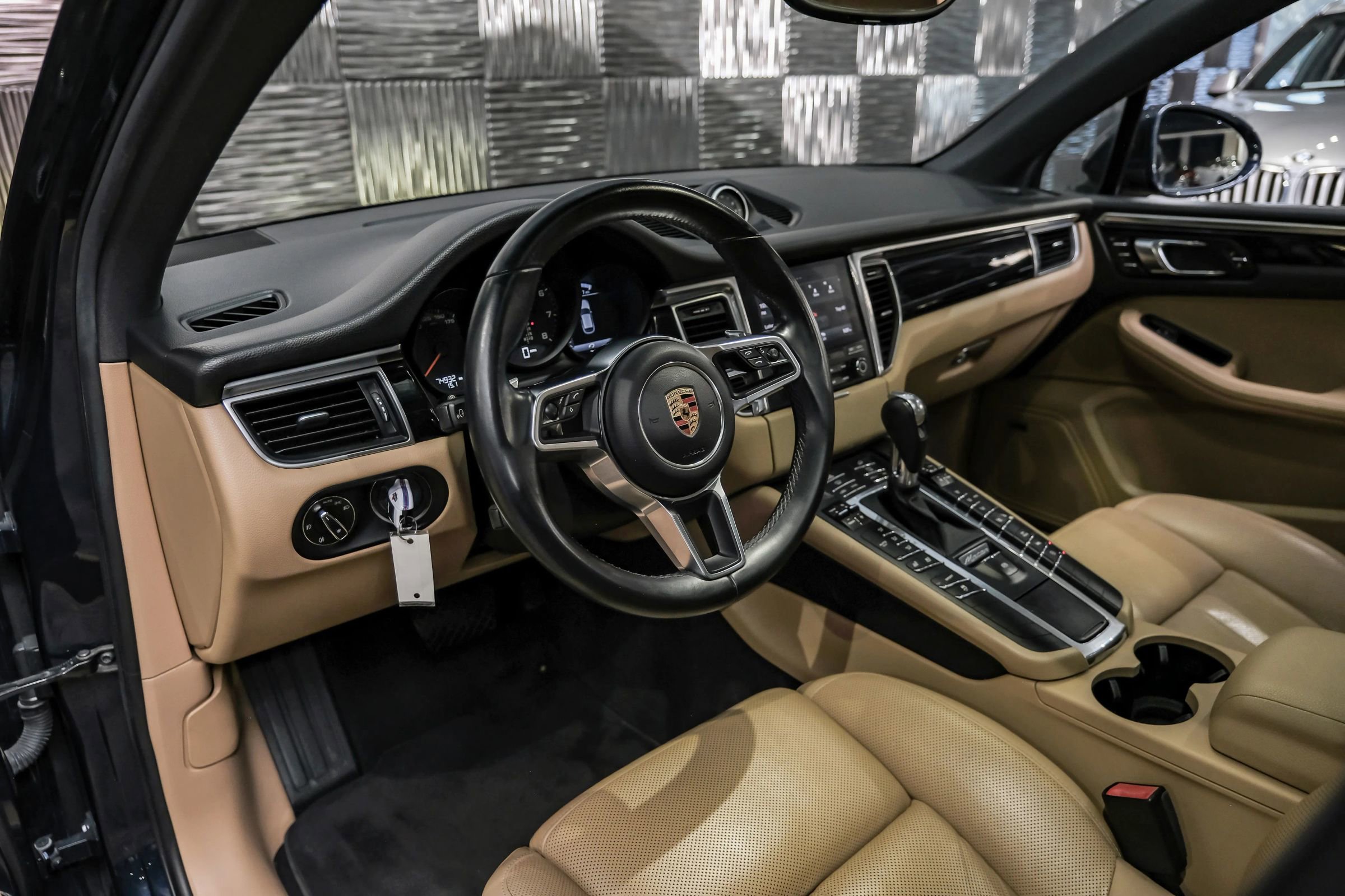 Used 2018 Porsche Macan AWD/4WD image 3