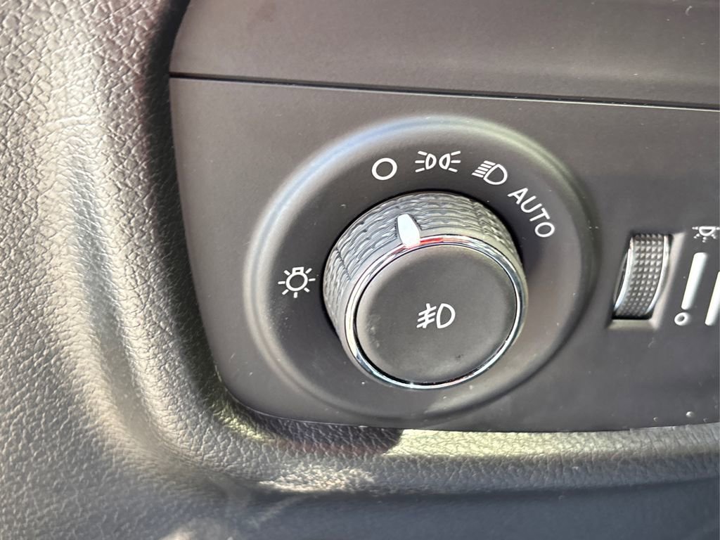 Used 2023 Jeep Grand Cherokee Limited w/ Luxury Tech Group II image 28