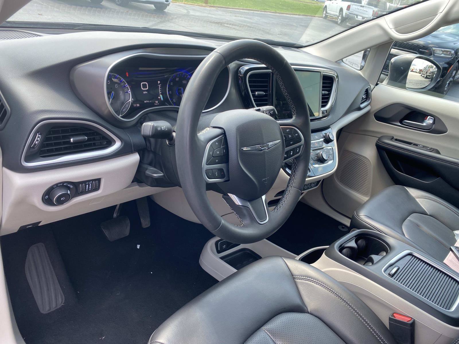Used 2023 Chrysler Pacifica Touring-L FWD image 25