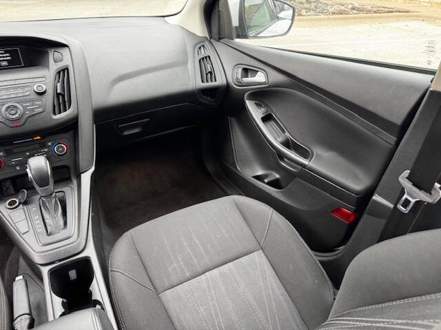 Used 2018 Ford Focus SE w/ SE Appearance Package image 21