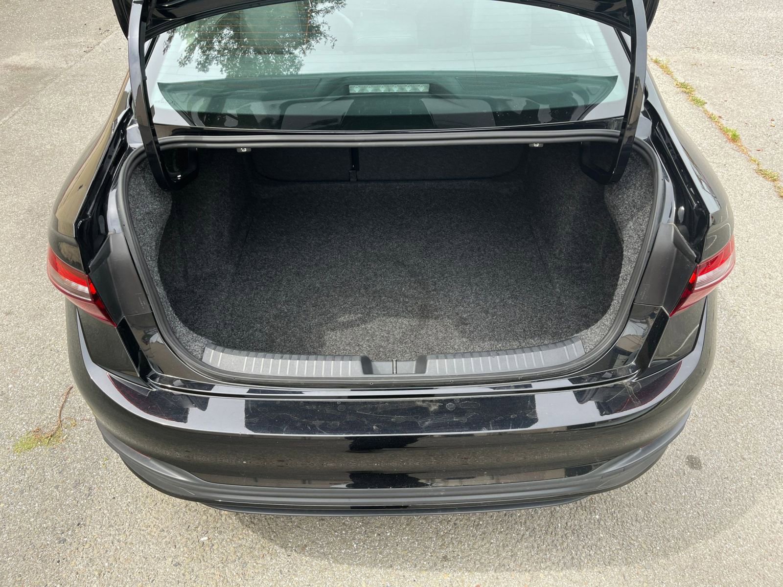 Used 2025 Volkswagen Jetta SE image 31