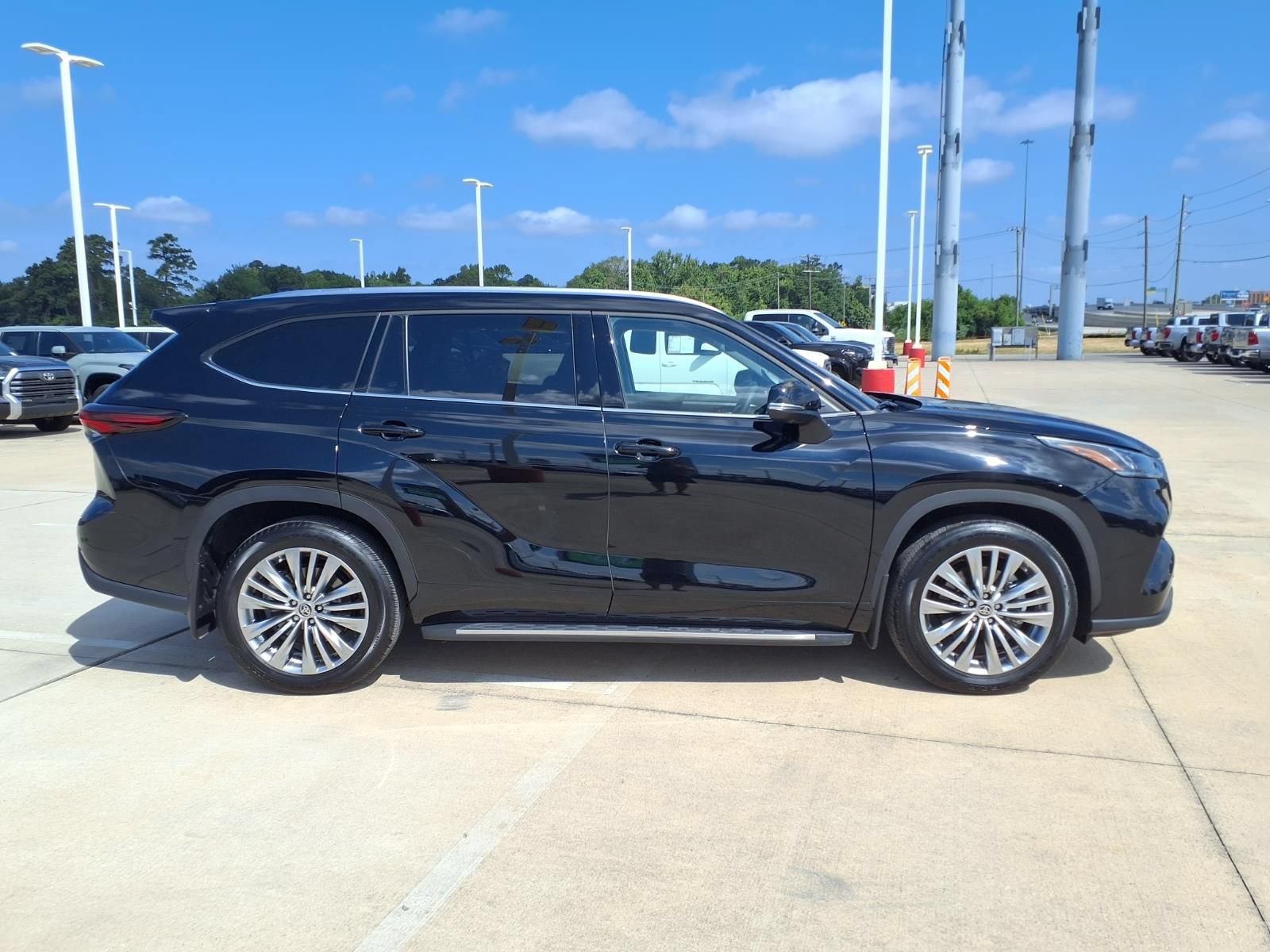 Certified 2024 Toyota Highlander Platinum FWD image 7