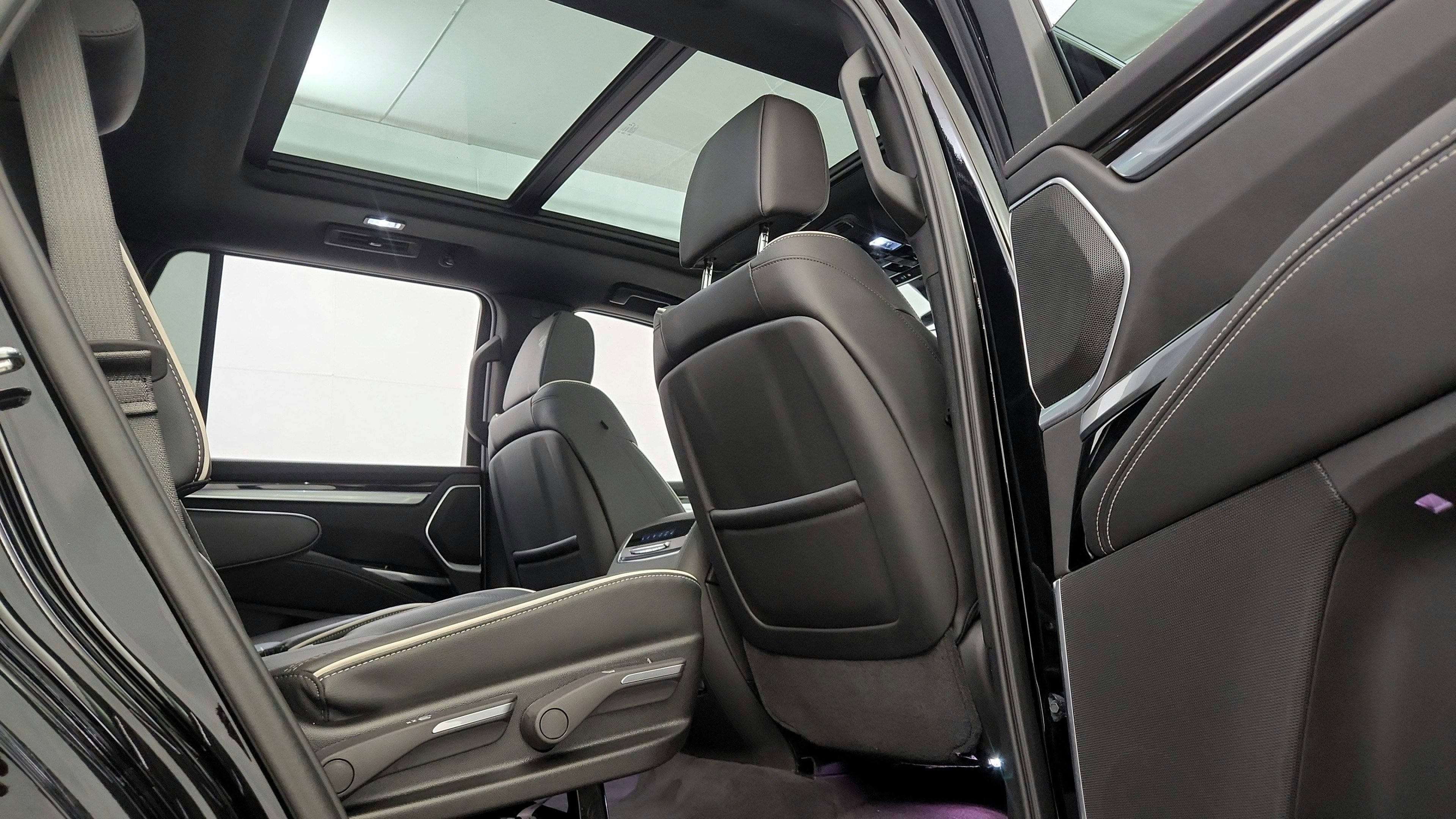 Used 2026 Cadillac Escalade Luxury w/ LPO, Floor Liner Package AWD/4WD image 35