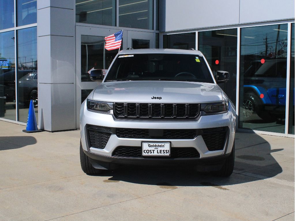 Used 2026 Jeep Grand Cherokee Altitude AWD/4WD image 2