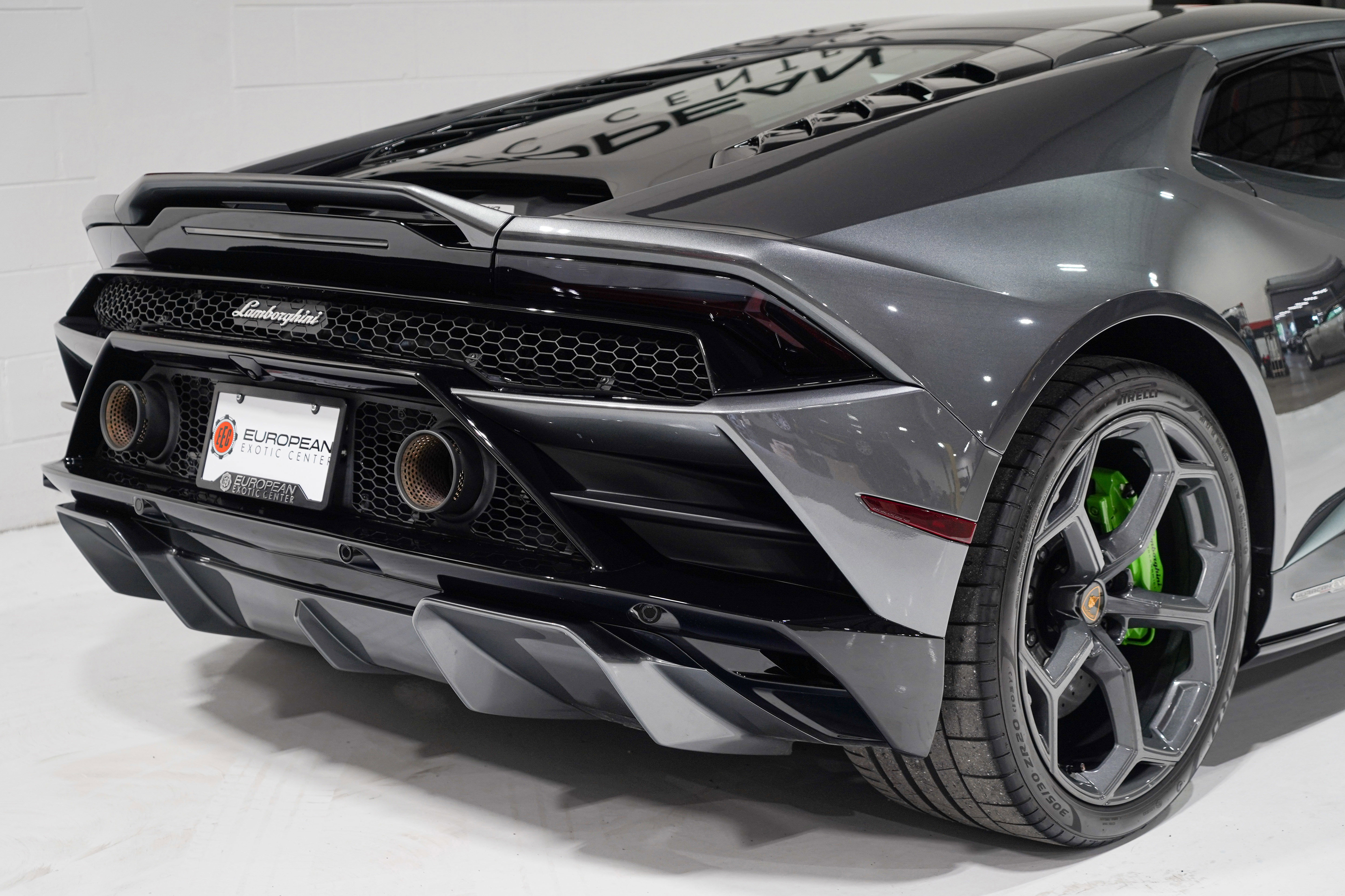 Used 2022 Lamborghini Huracan EVO RWD image 23