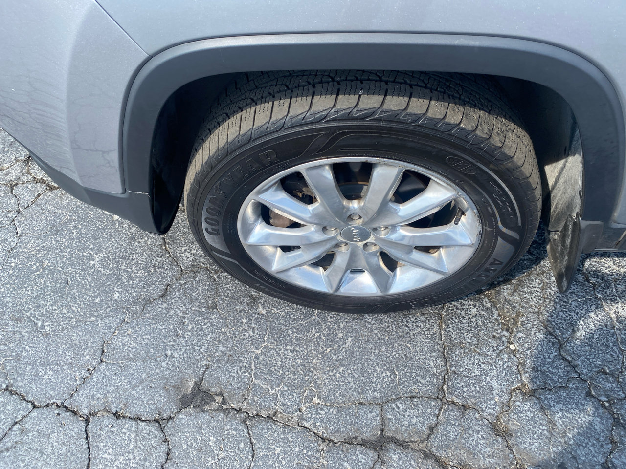 Used 2017 Jeep Cherokee Limited image 3