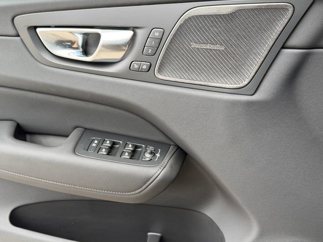 New 2027 Volvo XC60 B5 Ultra AWD/4WD image 17