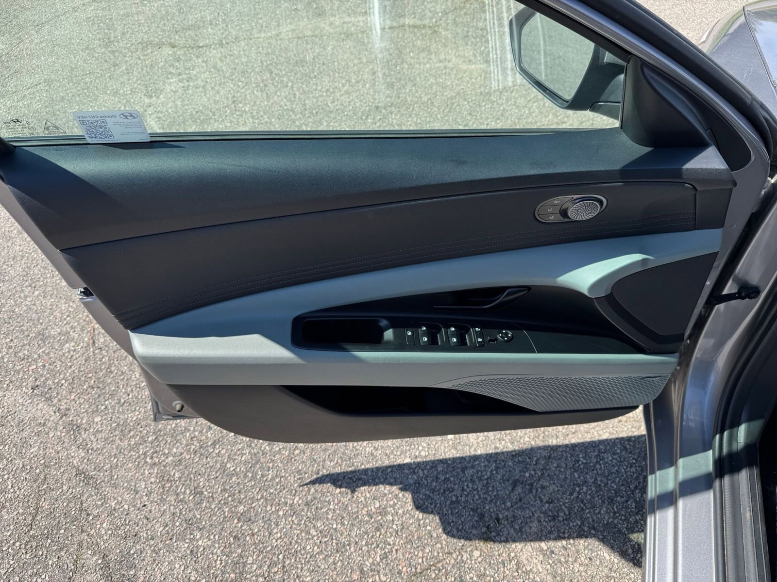 Used 2025 Hyundai Elantra Limited image 18