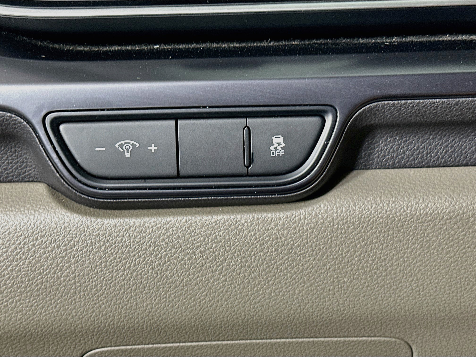 Used 2025 Kia Carnival FWD image 17
