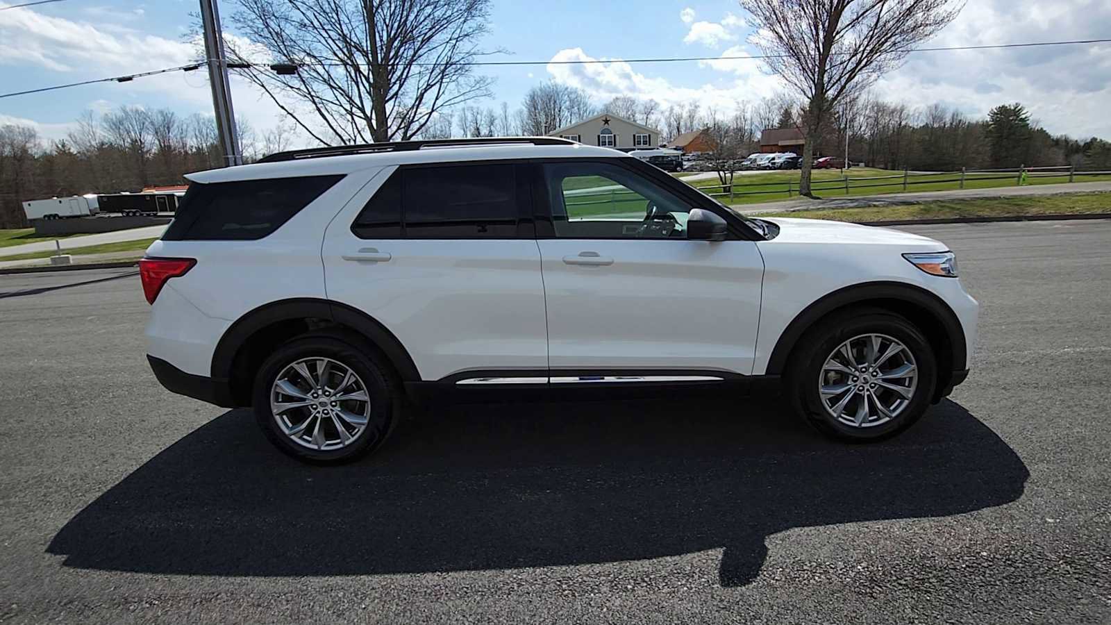 Used 2022 Ford Explorer XLT w/ Equipment Group 202A AWD/4WD image 9
