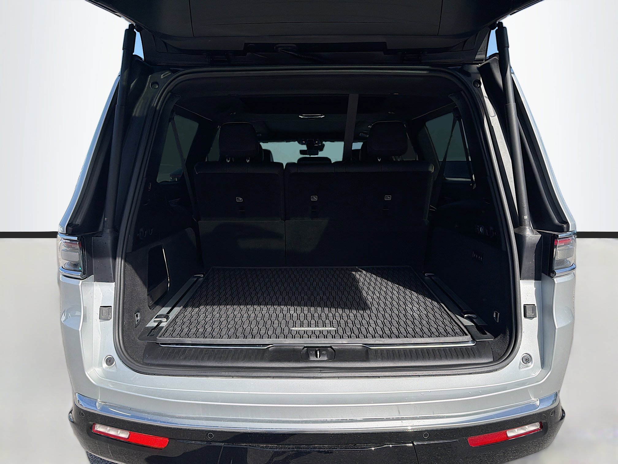 Used 2024 Jeep Grand Wagoneer L Series III image 12