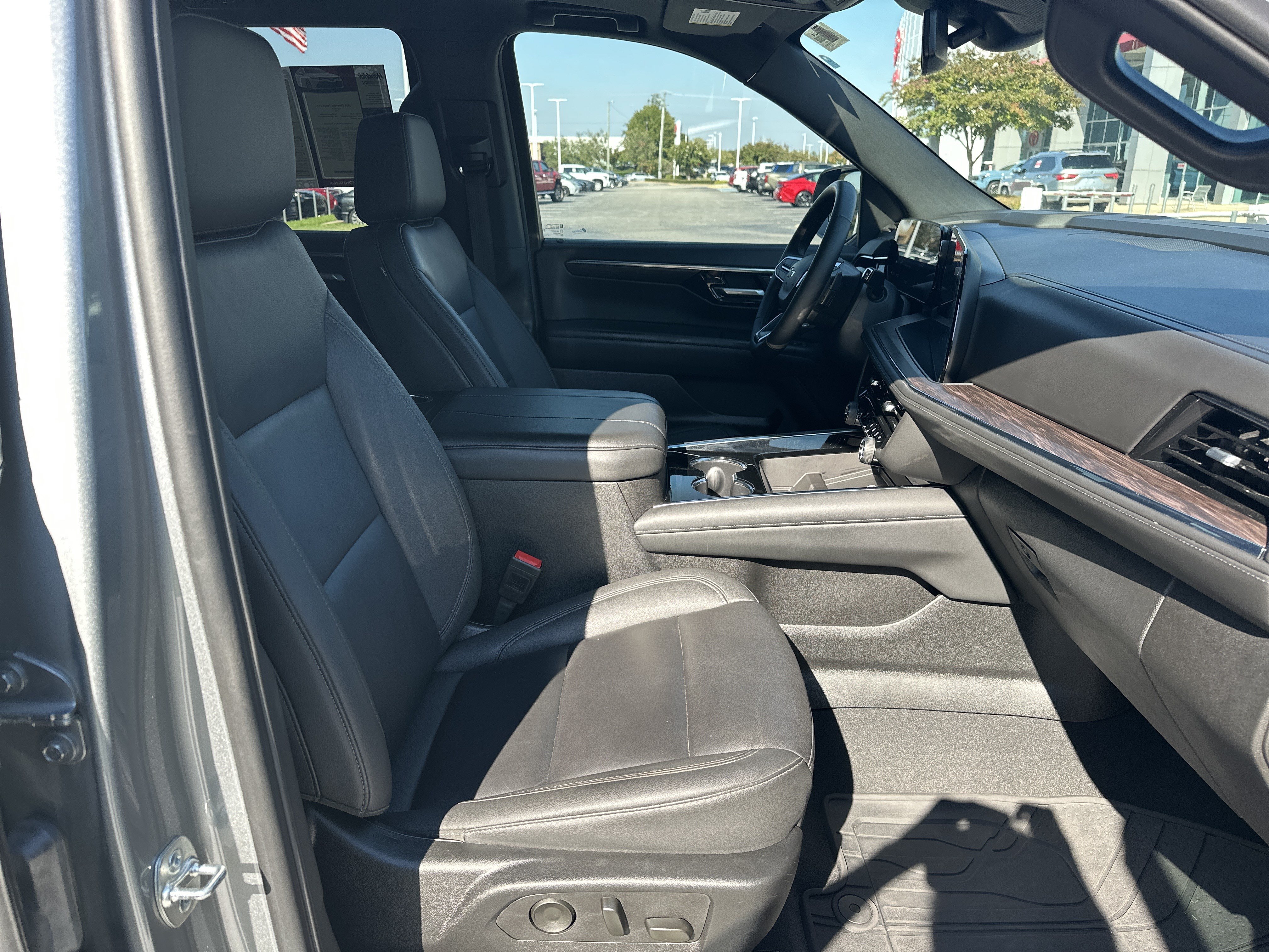 Used 2025 Chevrolet Tahoe Z71 w/ Comfort Package AWD/4WD image 35