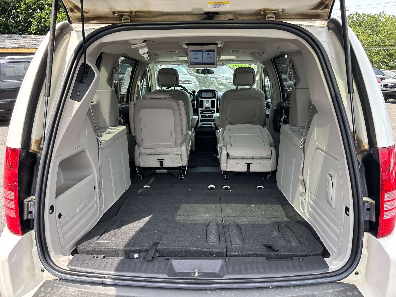 Used 2010 Chrysler Town & Country Touring Plus FWD image 21