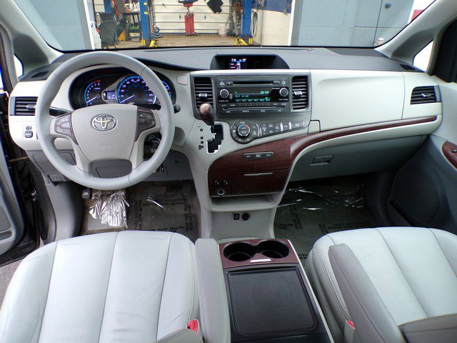 Used 2013 Toyota Sienna XLE FWD image 12