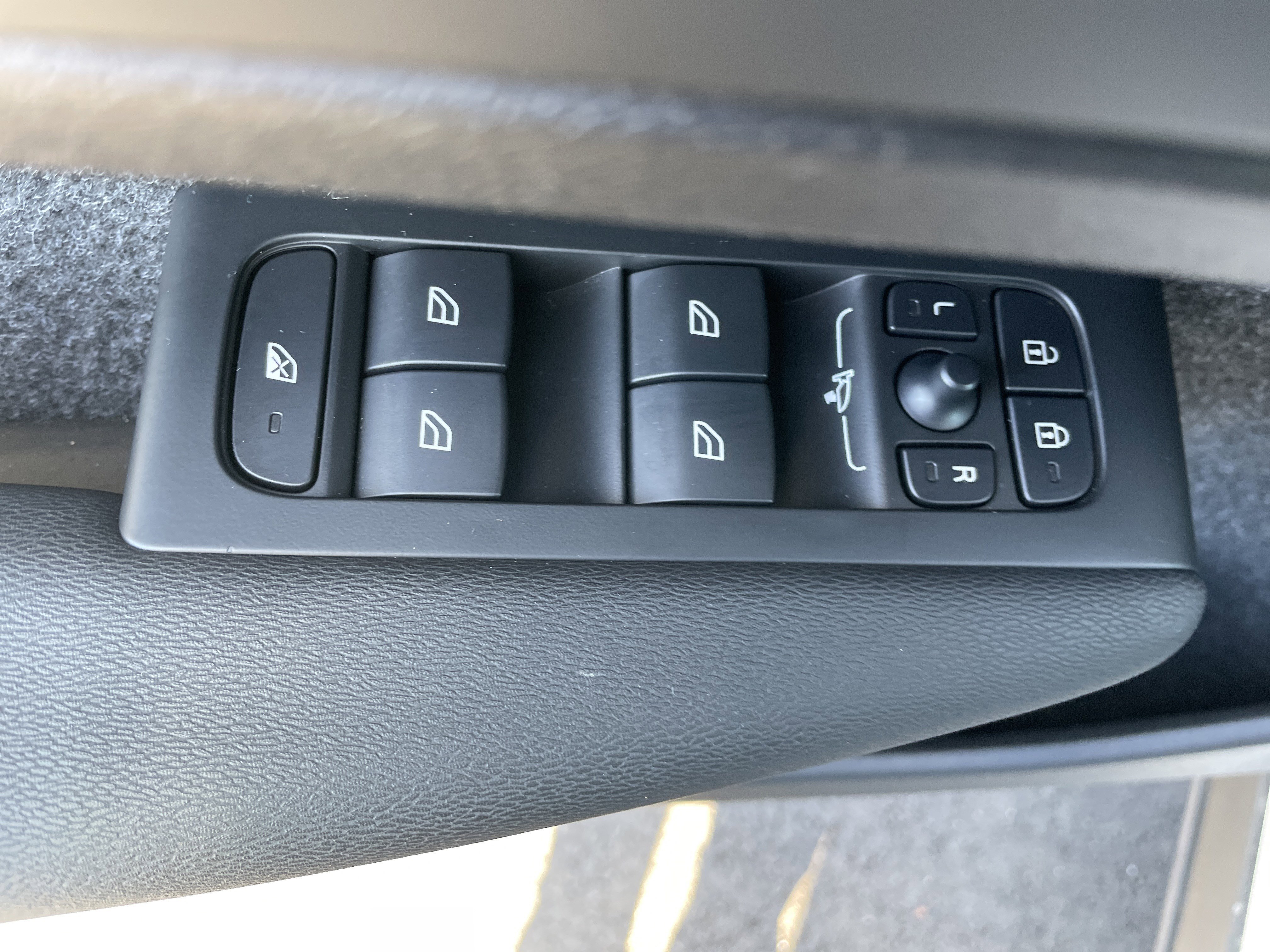 Used 2025 Volvo XC40 B5 Core image 44