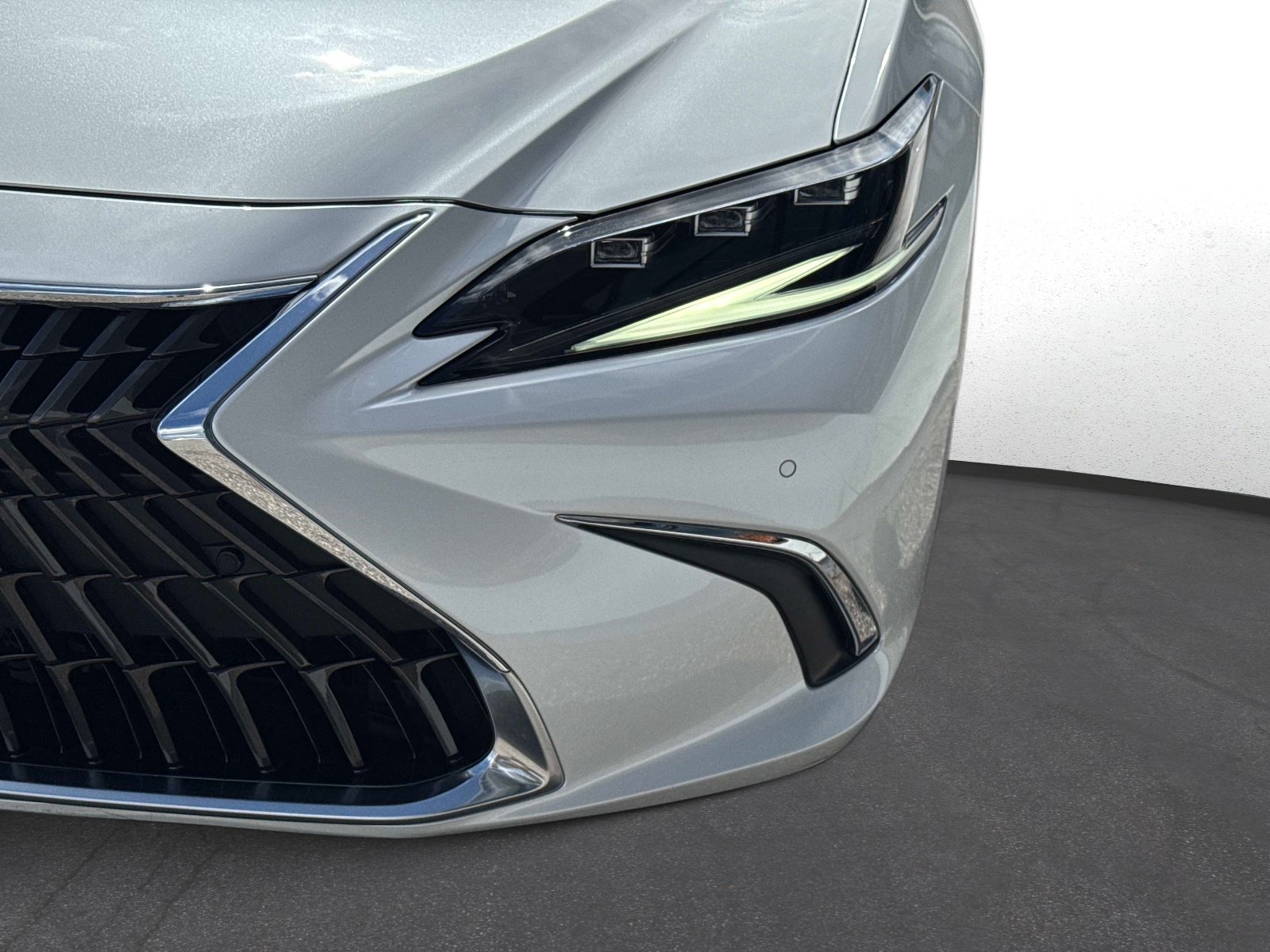 Certified 2025 Lexus ES 300h Ultra Luxury w/ Accessory Package (Z1) FWD image 9