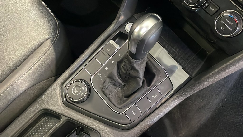 Used 2020 Volkswagen Tiguan SE R-Line AWD/4WD image 15