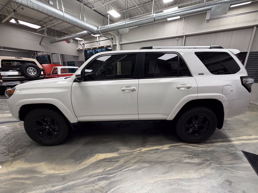 Used 2022 Toyota 4Runner SR5 Premium w/ Moonroof Package AWD/4WD image 44