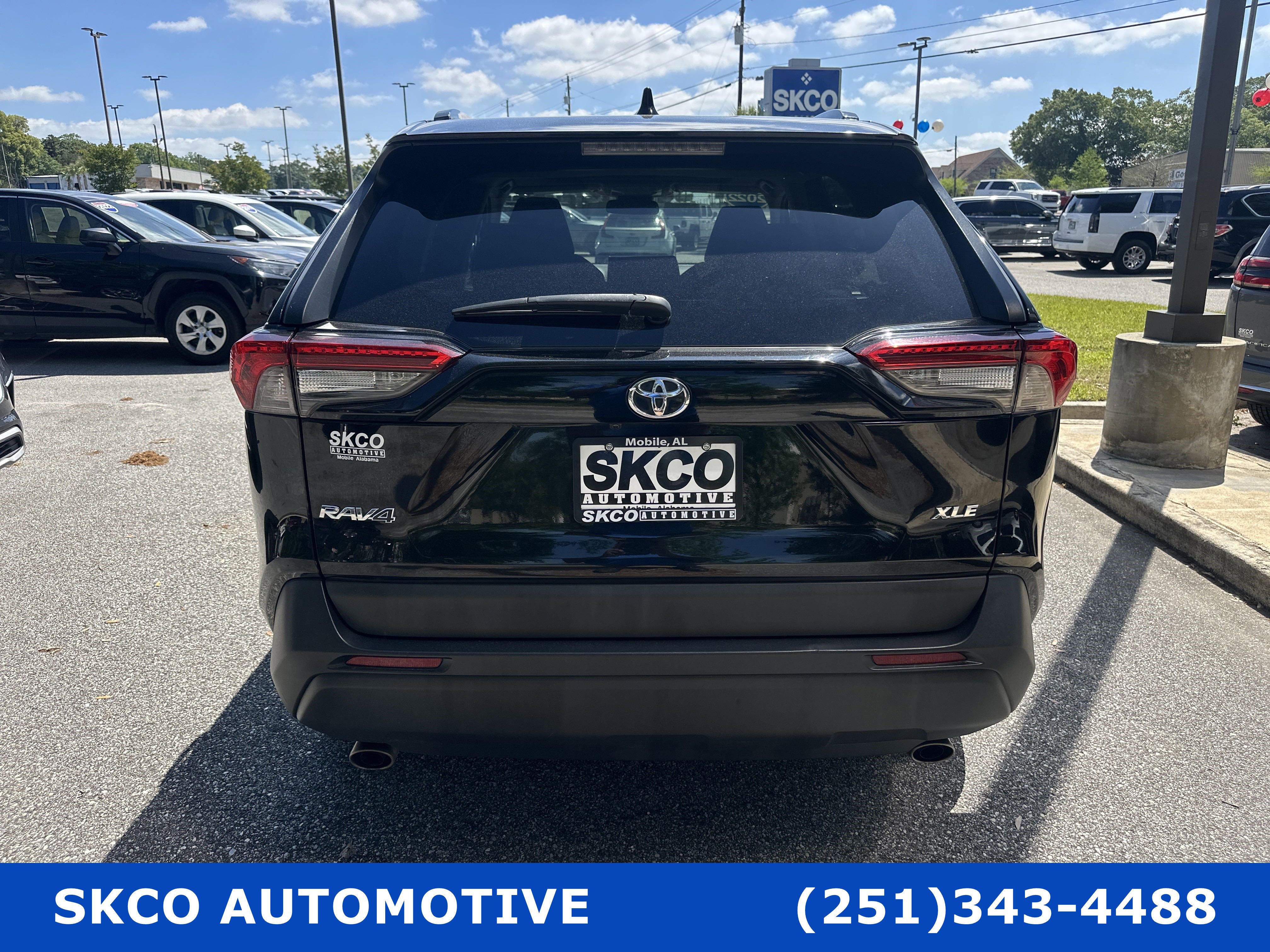 Used 2022 Toyota RAV4 XLE w/ Convenience Package FWD image 4