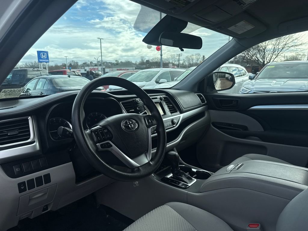 Used 2019 Toyota Highlander LE AWD/4WD image 15