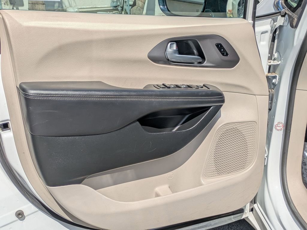 Used 2024 Chrysler Pacifica Touring-L image 11