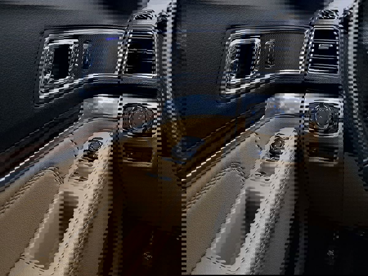 Used 2017 Ford Explorer Limited w/ Equipment Group 301A FWD image 12