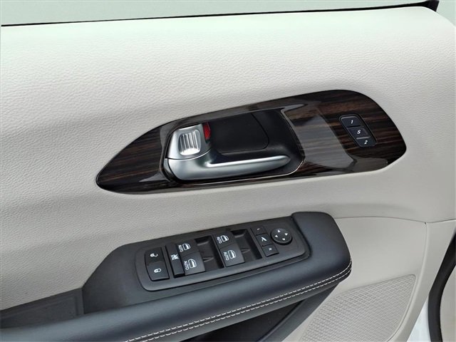 Used 2023 Chrysler Pacifica Limited image 12