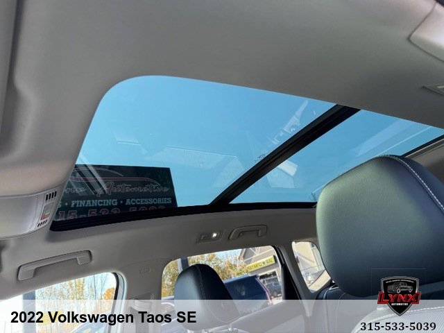 Used 2022 Volkswagen Taos SE w/ Panoramic Sunroof Package image 12