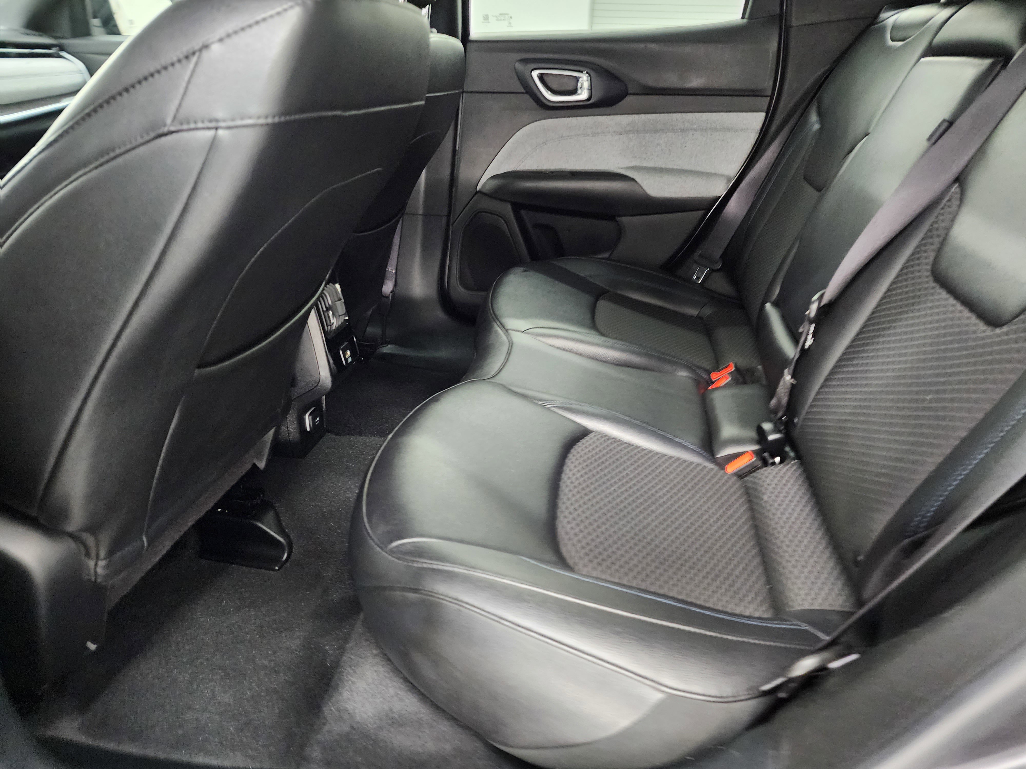 Used 2024 Jeep Compass Latitude image 32