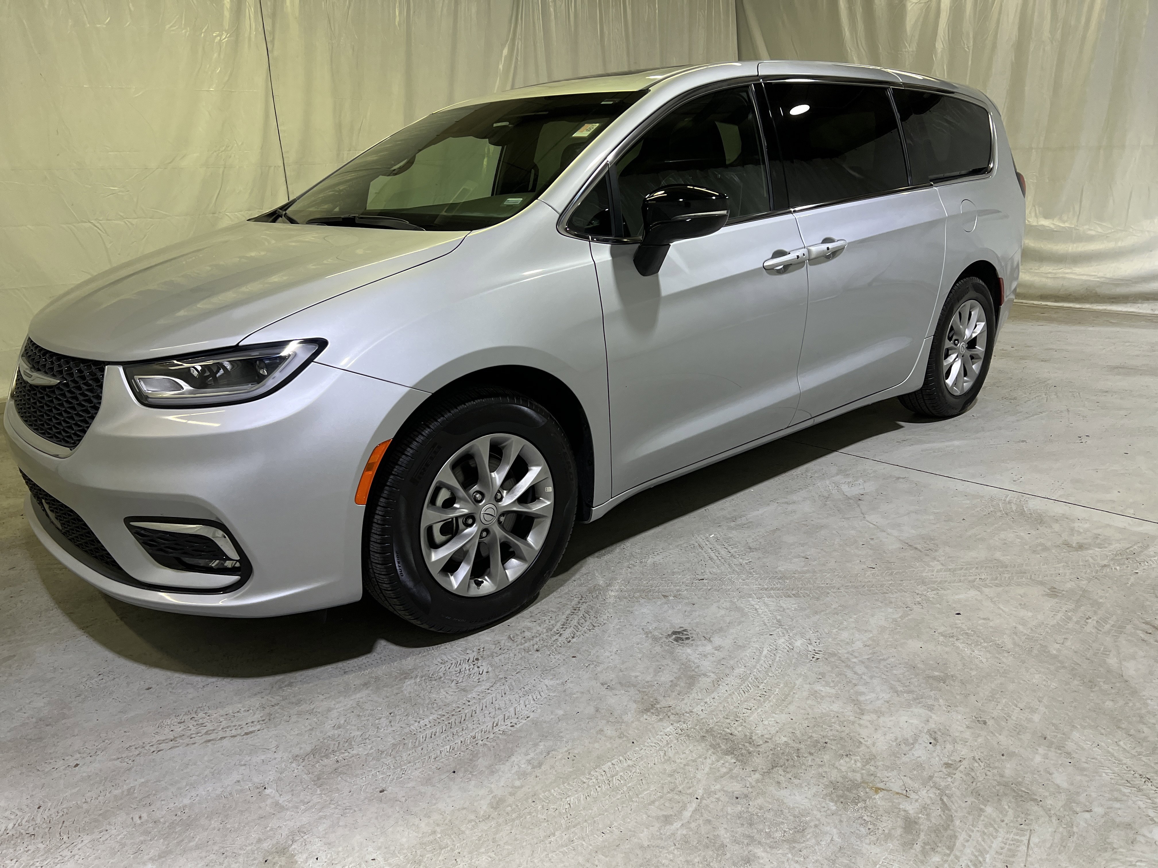 Used 2026 Chrysler Pacifica Limited FWD image 6