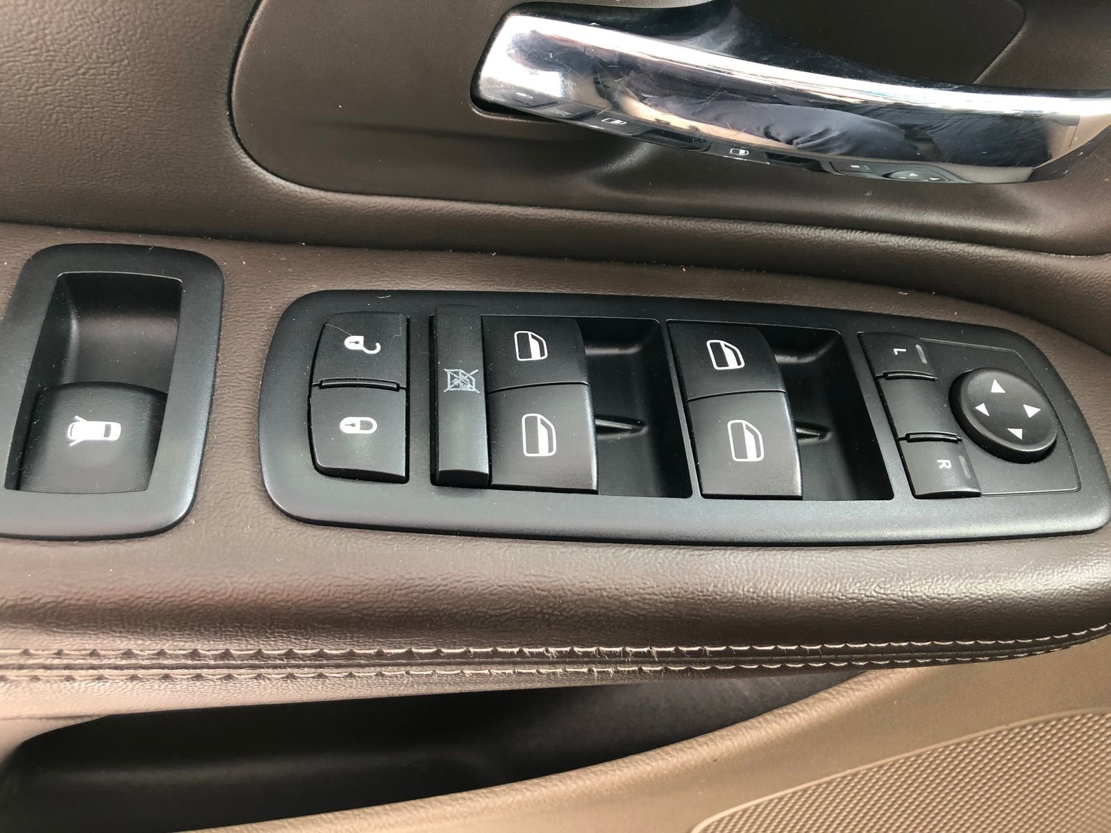 Used 2011 Chrysler Town & Country Touring FWD image 36